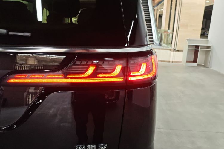 岚图汽车 岚图梦想家 2025款 PHEV 四驱尊贵鲲鹏版车身外观9