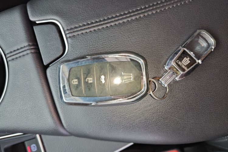 丰田 亚洲龙 2019款 双擎 2.5L XLE尊贵版 国VI中控内饰7001