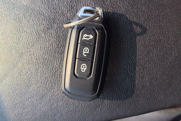 福特 全顺 2023款 2.0T汽油自动多功能商用车中轴中顶5/6座中控内饰11