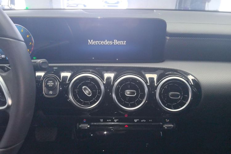 奔驰A级 2020款 改款 A 180 L 运动轿车特殊配置中控内饰16