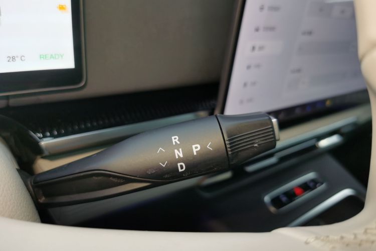 岚图汽车 岚图梦想家 2025款 PHEV 四驱旗舰鲲鹏版局部细节18