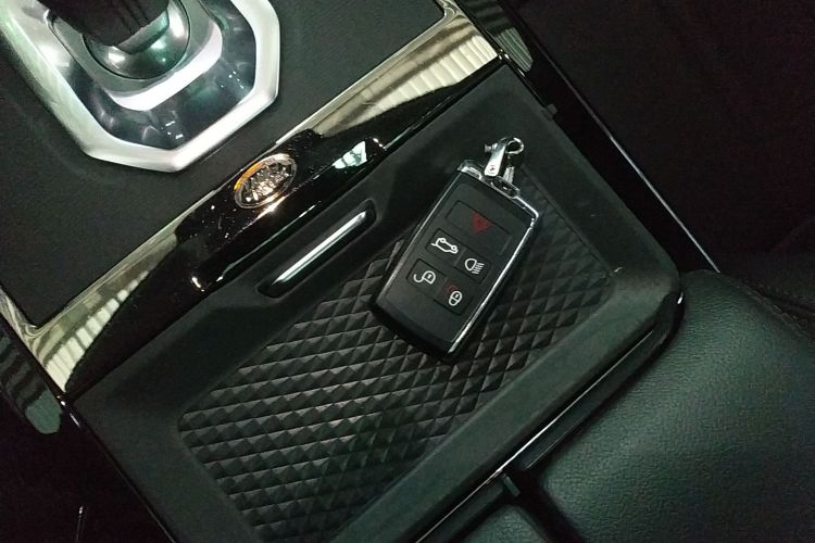 路虎 揽胜极光 2020款 249PS R-DYNAMIC S 运动版中控内饰11