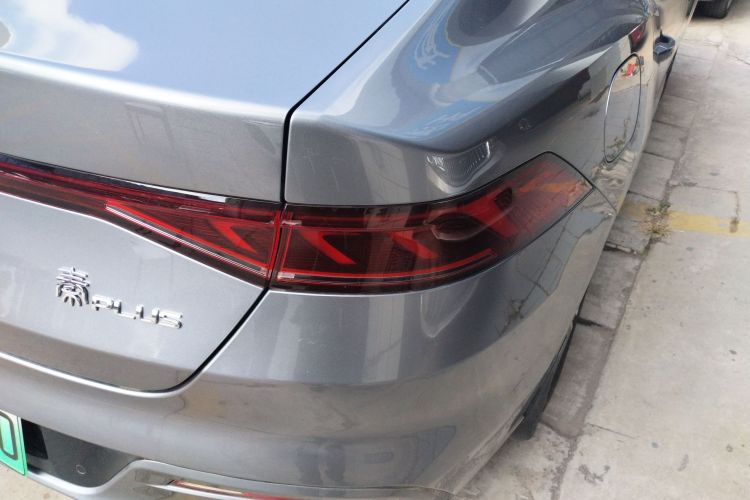 比亚迪 秦PLUS 2024款 荣耀版 EV 510KM领先型车身外观9