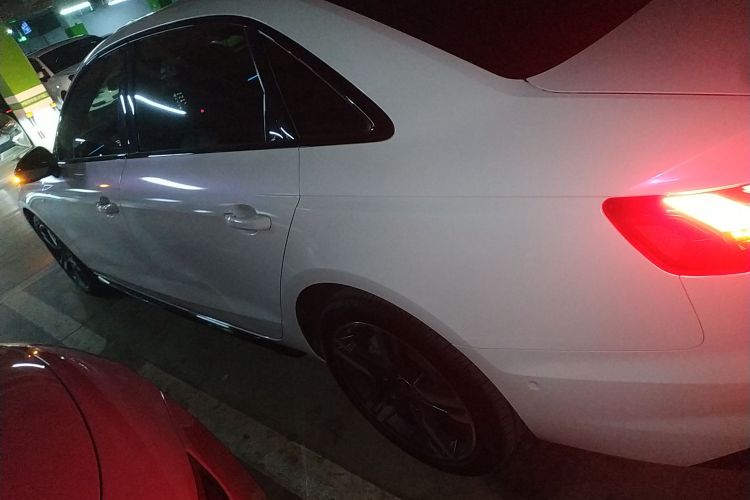 奥迪A4L 2022款 40 TFSI 豪华动感型车身外观4