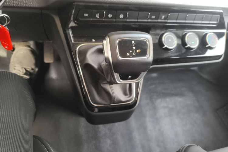 东风御风 御风 2023款 V9+ 2.0T 自动前驱多功能中轴中顶7/8/9座中控内饰18