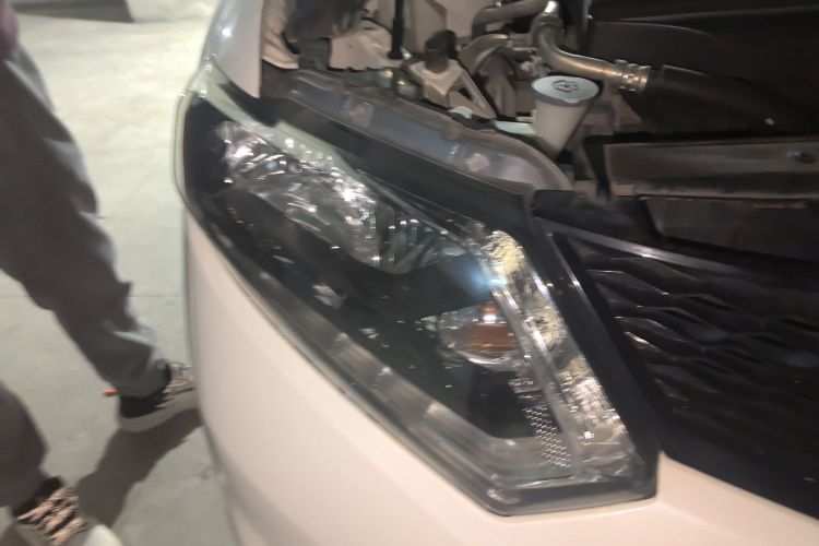 日产 奇骏 2015款 2.0L CVT舒适MAX版 2WD车身外观8