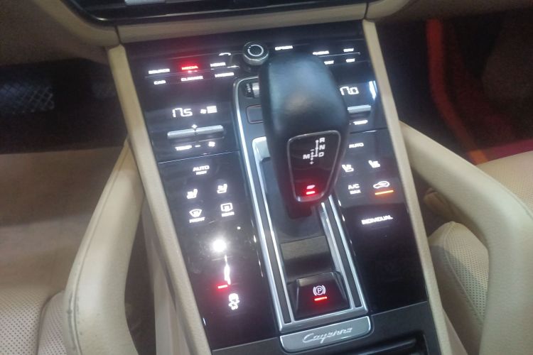 保时捷 Cayenne新能源 2019款 Cayenne E-Hybrid 2.0T中控内饰18