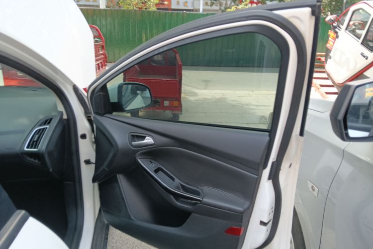 福特 福克斯 2017款 三厢 1.6L 自动风尚型智行版中控内饰42