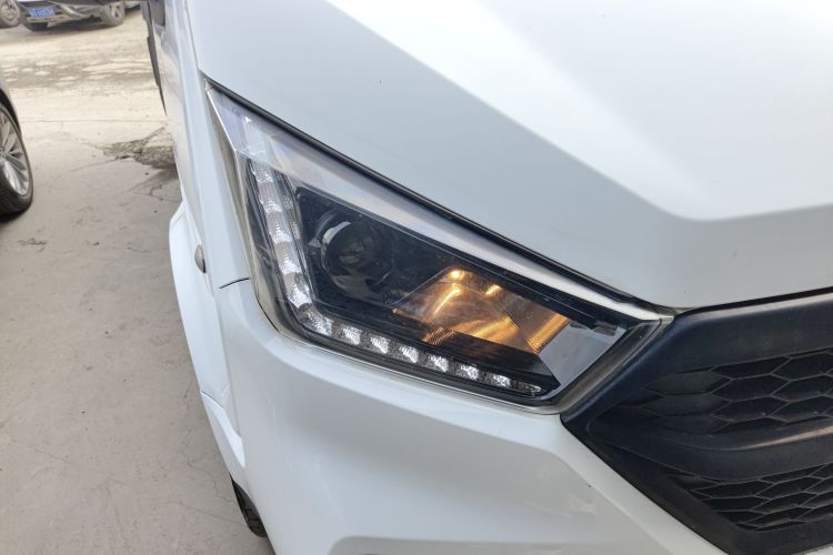 江铃 特顺 2021款 2.8T空间王金牛款短轴中高顶6座柴油国VI JX493车身外观8