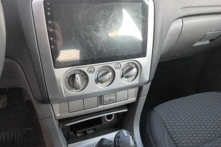 福特 福克斯 2013款 两厢经典 1.8L 手动基本型中控内饰16