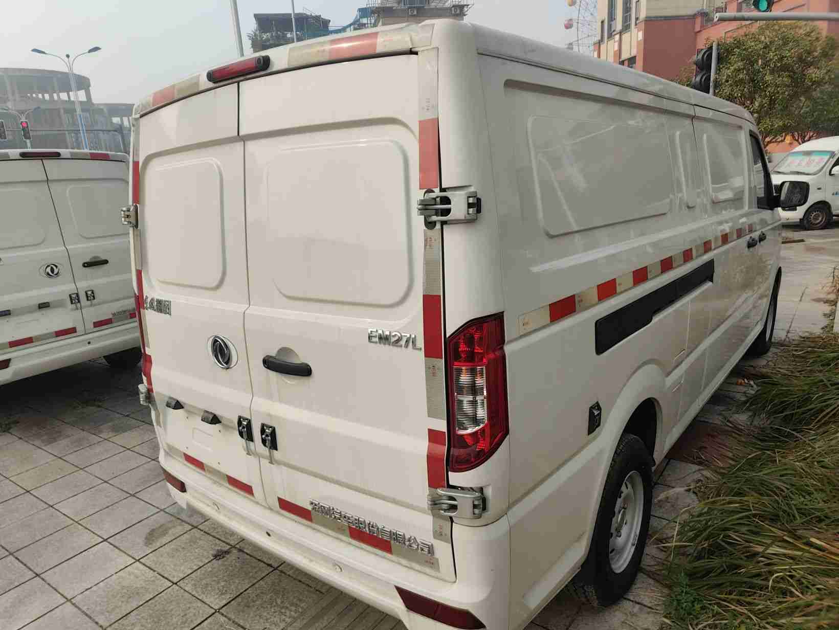 车辆右后45度角整体外观