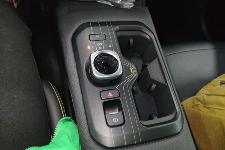 丰田bZ5 2025款 550 PRO中控内饰18