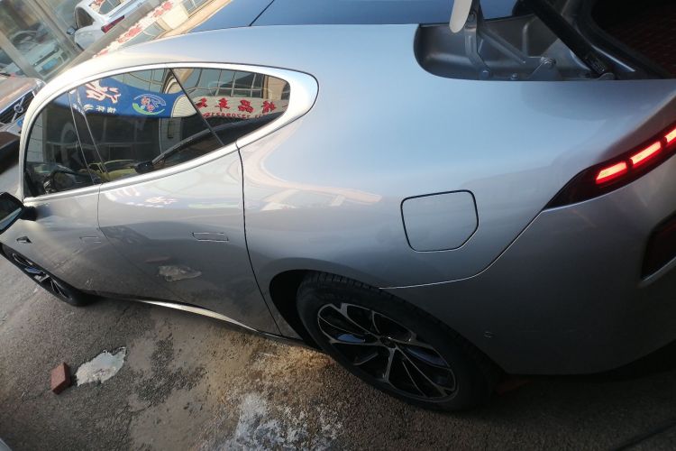 小鹏P7 2022款 586G车身外观4