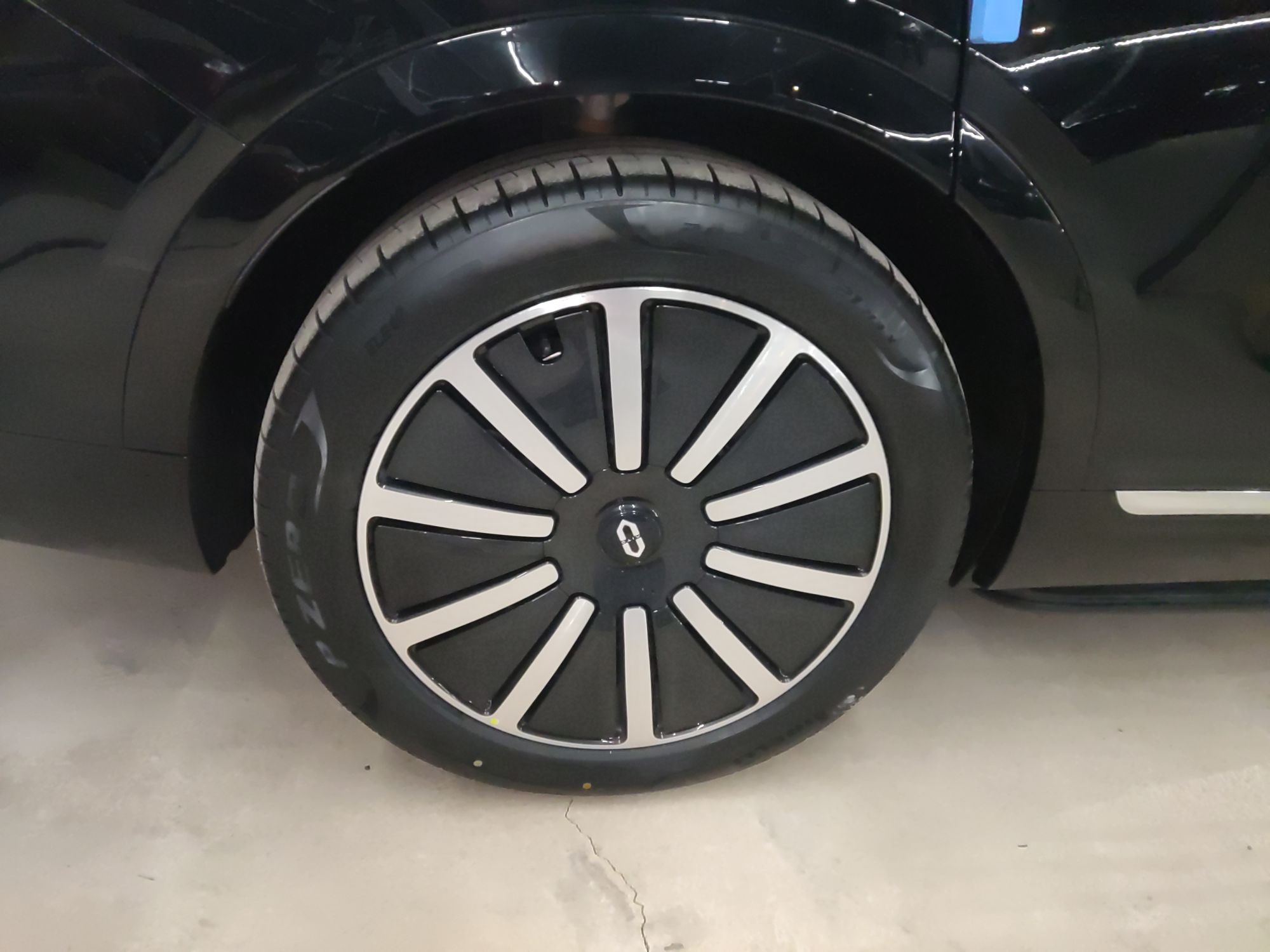 鸿蒙智行 问界M9 2025款 增程 Ultra版 52kWh 6座版