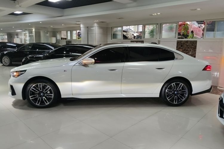 宝马5系 2024款 530Li 领先型 M运动套装车身外观4