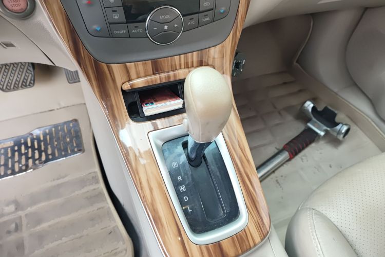 日产 轩逸 2014款 1.6XV CVT尊享版中控内饰18