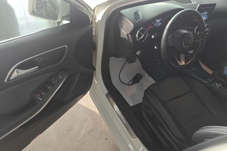 奔驰A级(进口) 2018款 A 200 动感型中控内饰20