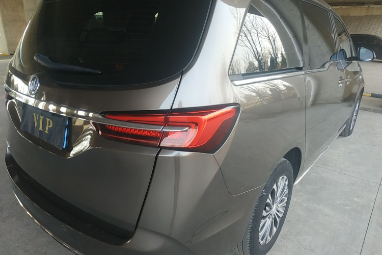 别克GL8 2023款 陆上公务舱 舒适型车身外观9