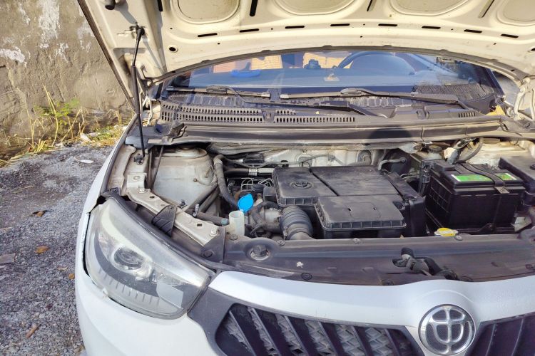 中华V3 2015款 1.5L 手动基本型机舱底盘25