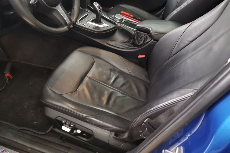 宝马3系 2017款 330Li M运动型中控内饰19