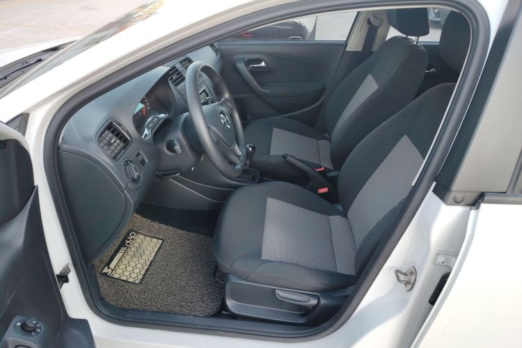 大众 Polo 2016款 1.4L 手动风尚型中控内饰19