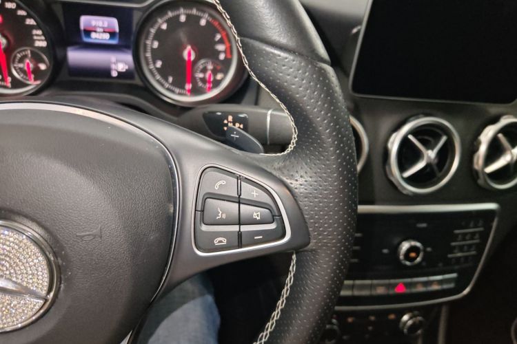 奔驰GLA 2018款 GLA 200 动感型中控内饰18