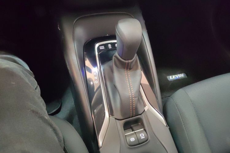 丰田 雷凌 2024款 智能电混双擎 1.8L 豪华版中控内饰18