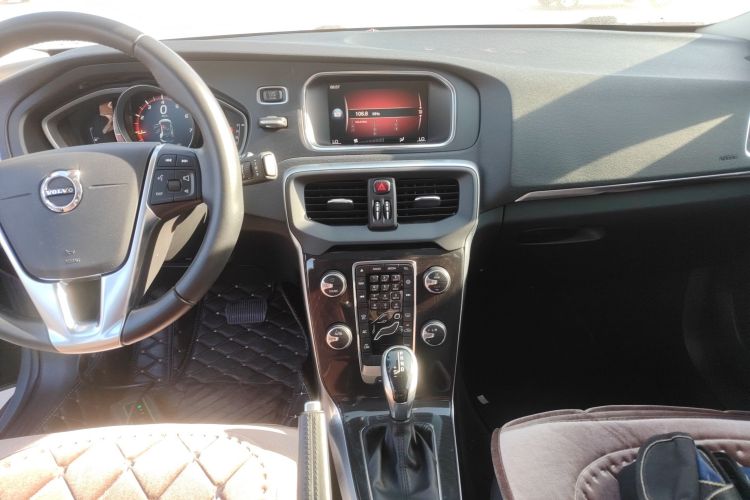 沃尔沃V40 2018款 T3 智逸版中控内饰16