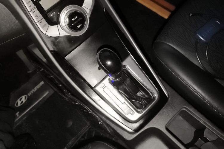 现代 朗动 2012款 1.6L 自动尊贵型中控内饰18