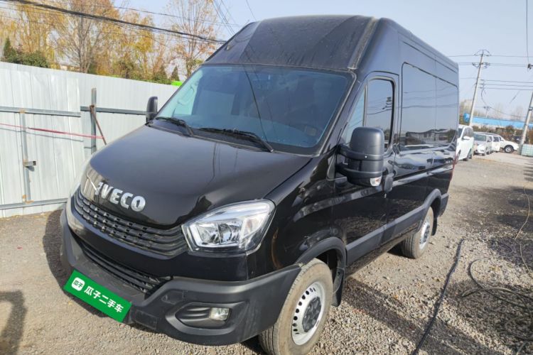 依维柯欧胜 2021款 2.0T 手动超瑞短轴高顶侧拉门F1A车身外观1