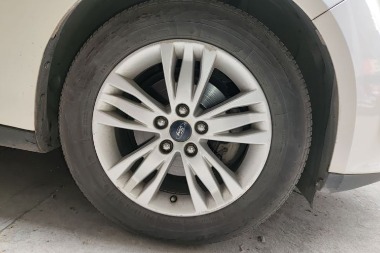 福特 福克斯 2012款 三厢 1.6L 手动舒适型车身外观10