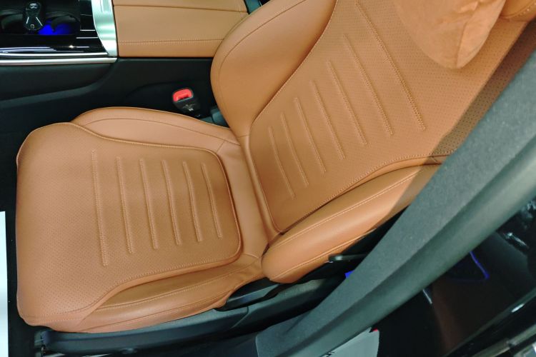 奔驰GLC 2024款 GLC 260 L 4MATIC 动感型 5座中控内饰19