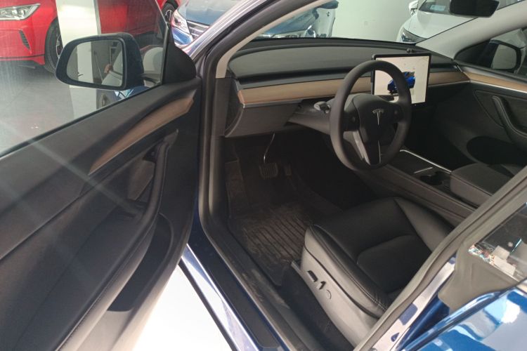 特斯拉 Model Y 2022款 长续航全轮驱动版中控内饰7003