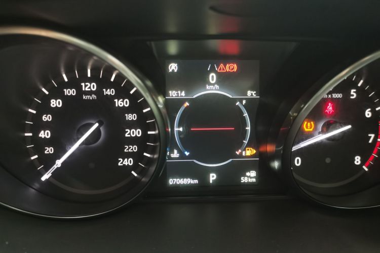 路虎 发现神行 2018款 240PS SE版中控内饰14