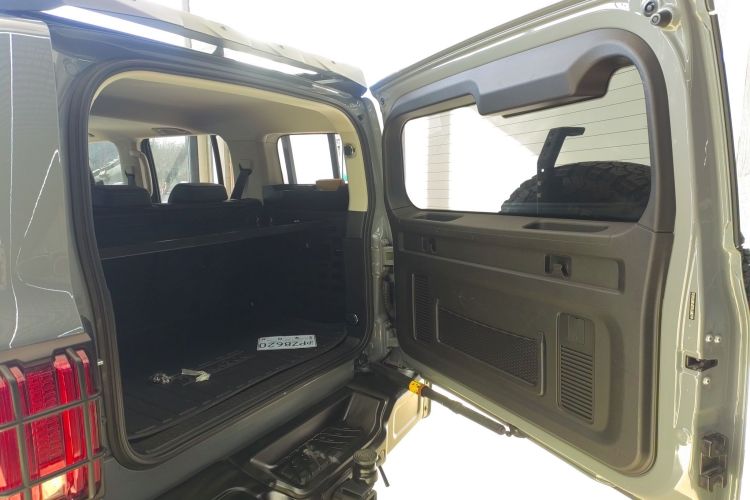 坦克300 2023款 2.0T 铁骑02机舱底盘23