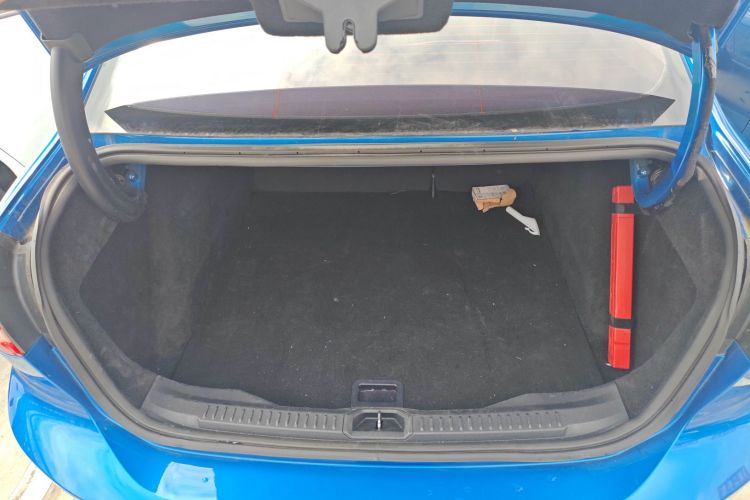 福特 福克斯 2020款 三厢 EcoBoost 180 自动锋潮型机舱底盘23