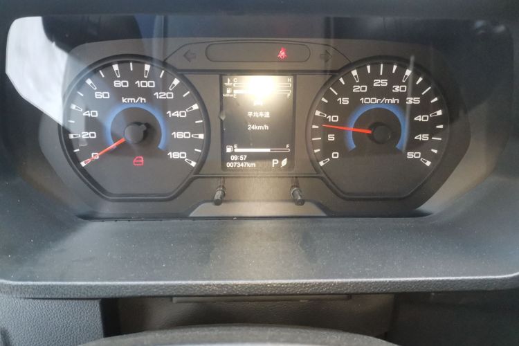 依维柯得意 2023款 2.5T A35M1多用途乘用车短轴中顶双胎侧拉门 自动挡中控内饰15