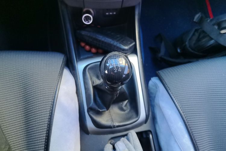 现代 悦动 2011款 1.6L 手动豪华型中控内饰18