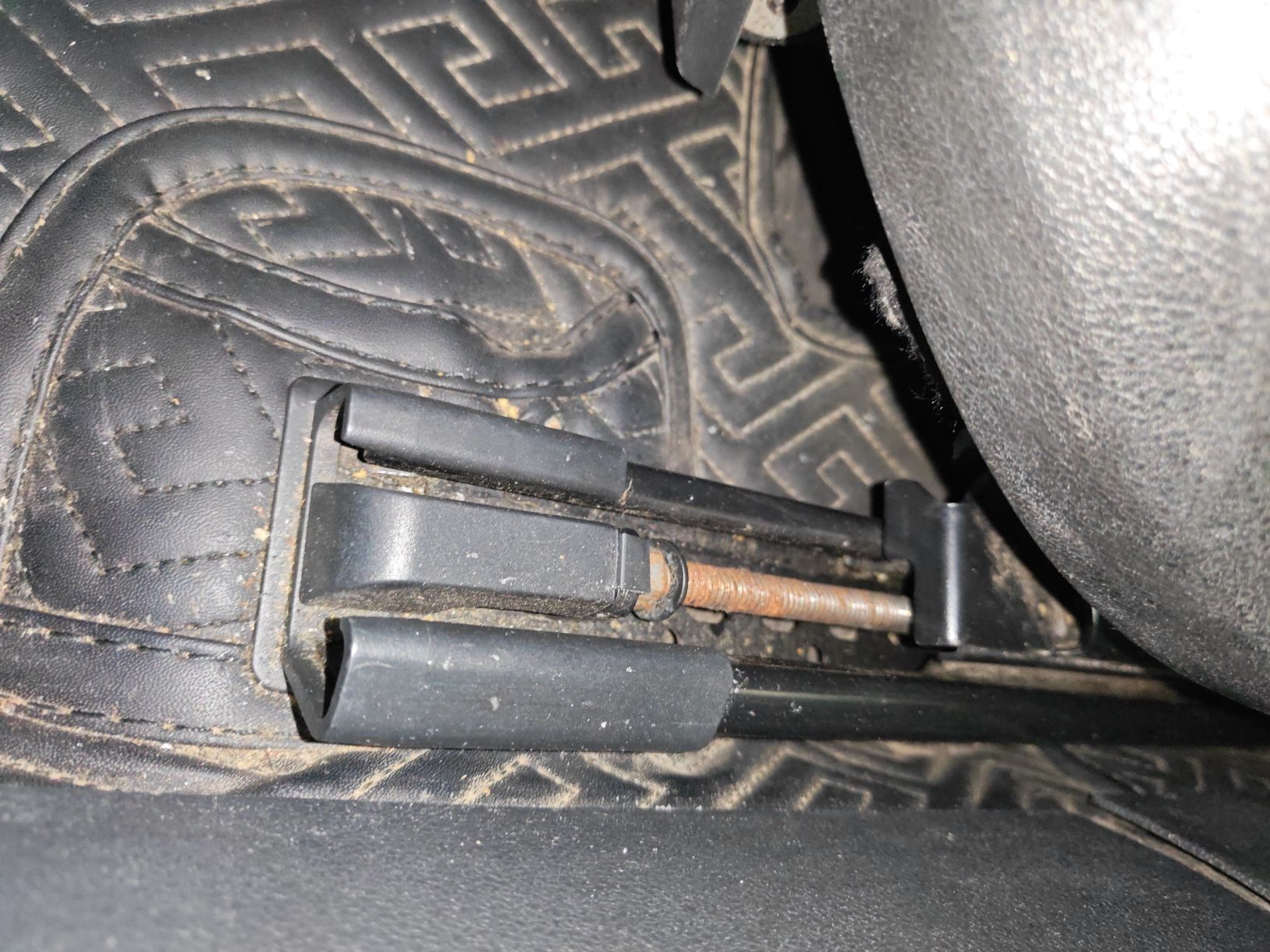 Салазки сиденья водителя: 锈蚀