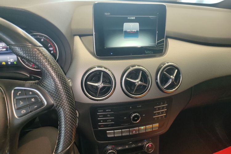 奔驰B级 2015款 B 200 时尚型局部细节16