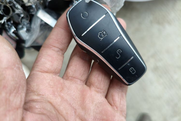 比亚迪 秦PLUS 2024款  荣耀版 DM-i 120KM超越型中控内饰7001