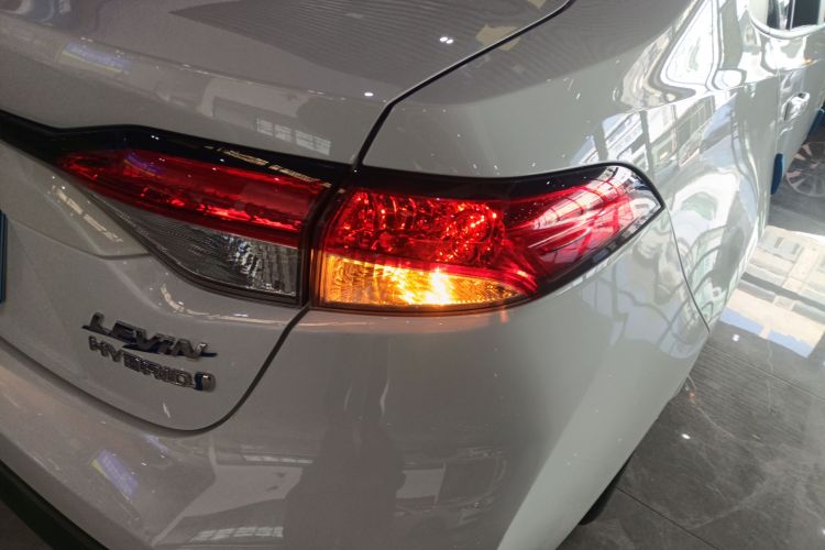 丰田 雷凌 2023款 智能电混双擎 1.8L 豪华版车身外观9