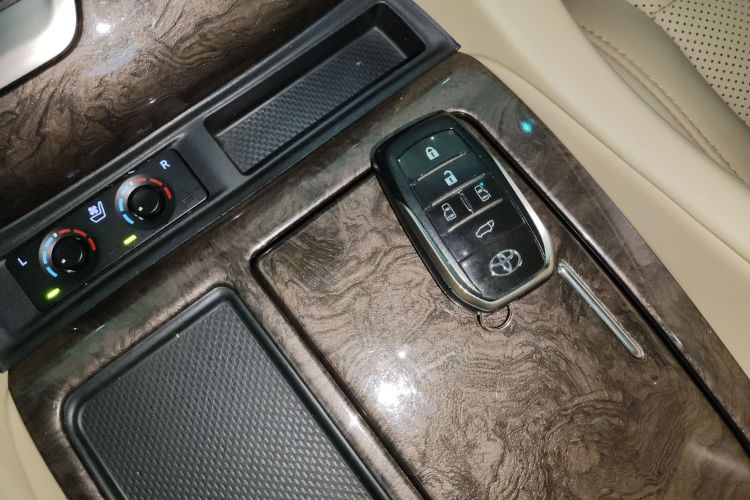 丰田 埃尔法 2021款 双擎 2.5L 尊贵版中控内饰11