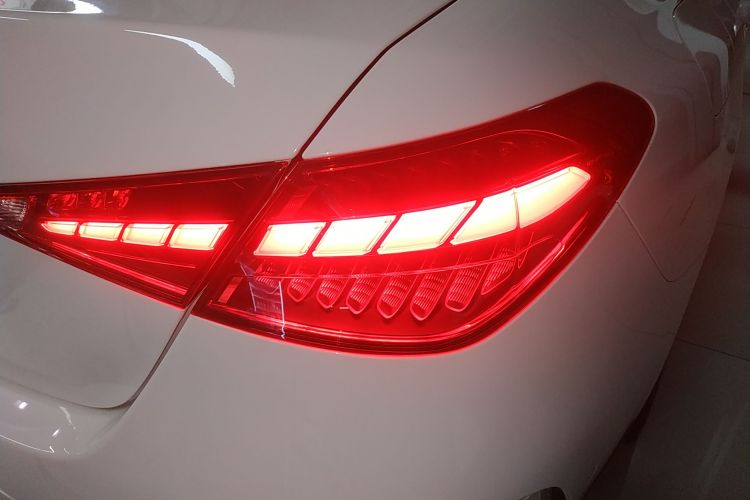 奔驰C级 2023款 改款二 C 260 L 运动版车身外观9