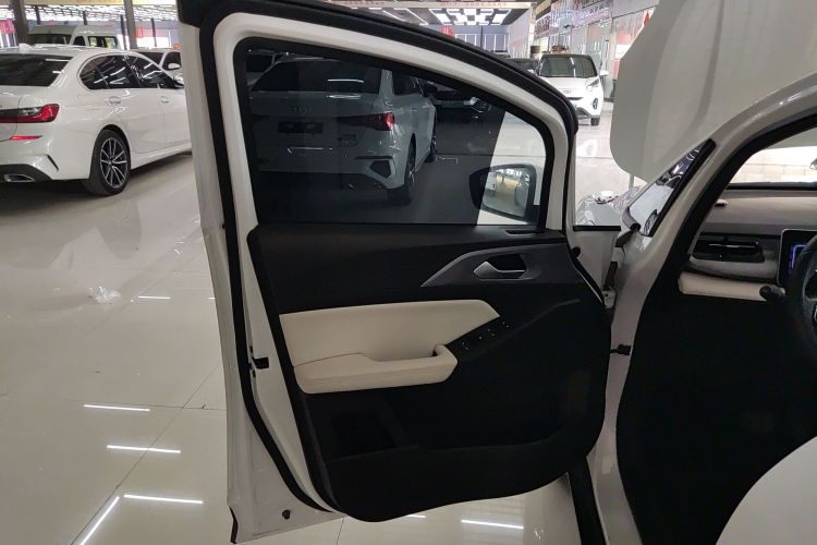 吉利几何E萤火虫 2024款 301km 流光中控内饰7007