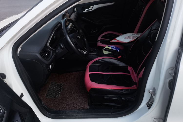 福特 福克斯 2020款 三厢 1.5L 自动锋跃型中控内饰19