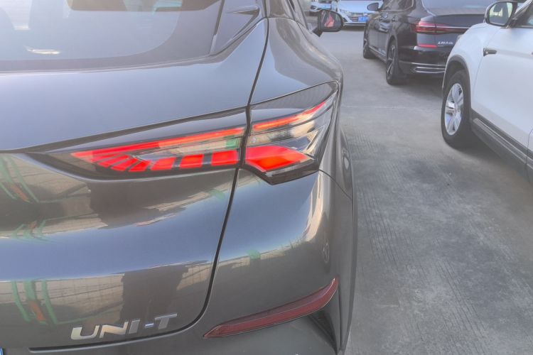 长安UNI-T 2020款 1.5T 尊贵型车身外观9