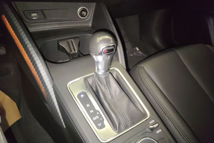 奥迪Q2L 2018款 35 TFSI 上市专享版 国VI中控内饰18