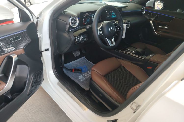 奔驰A级(进口) 2021款 A 200 时尚型中控内饰7003