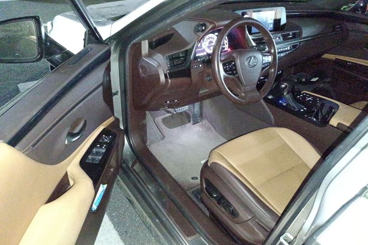 雷克萨斯ES 2020款 200 卓越版中控内饰20